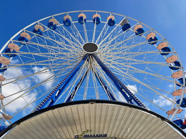 Freifahrten & Riesenrad-Dates: So spektakulär wird die Frühjahrsmesse Giessen 2026 Buntes Treiben auf der Gießener Frühjahrsmesse 2026 mit Riesenrad und Fahrgeschäften bei Dämmerung.