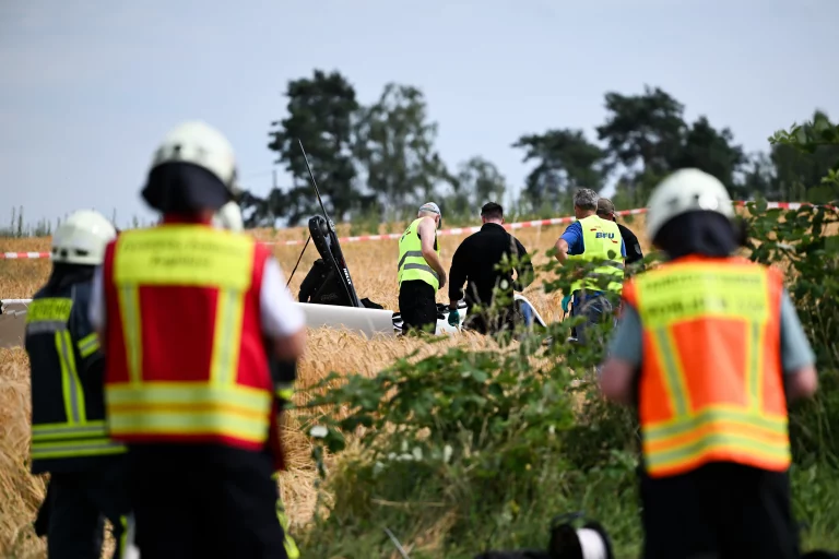 Zwei Menschen sterben bei Flugzeugabsturz in Pohlheim Einsatzkräfte und Ermittler befinden sich an der Absturzstelle