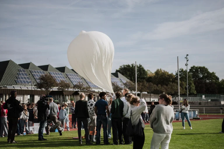 Gießener Schülerexperimente fliegen bis in die Stratosphäre Gießener Schülerexperimente fliegen bis in die Stratosphäre