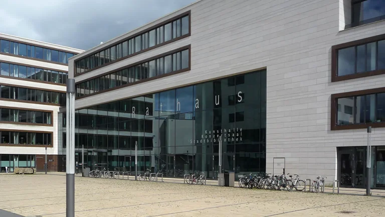 Stadt Gießen verhängt Haushaltssperre über 3,74 Millionen Euro Stadt Gießen muss ab sofort 3,74 Millionen Euro an Ausgaben einsparen
