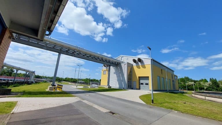 18 Mio. Euro investiert: Klärwerk Gießen steigert Energieproduktion Foto 4_202305_MWB_BKHW- und Verdichterstation_außen