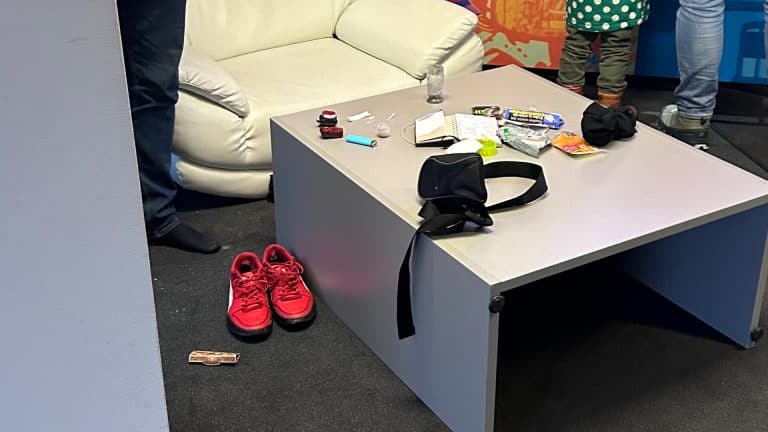 Volksbank Mittelhessen Filiale wurde zum Wohnzimmer An diesem "Tisch" hatte es sich der Mann zusammen mit seinen Rauchwaren bequem gemacht.