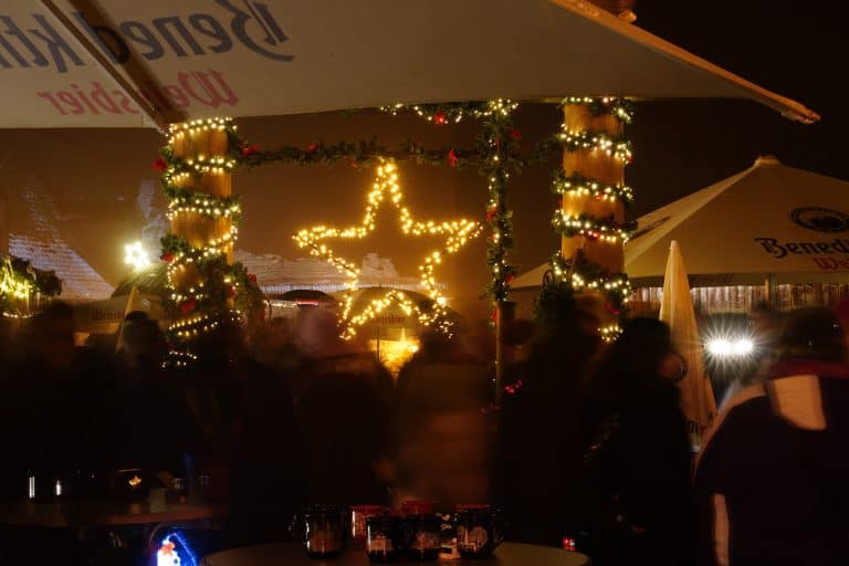 Mehr als 18.000 LED-Lichter, 635 rote Schleifen, 75 Meter Girlanden und 100 Tannenbäume sorgen seit ein paar Wochen für festliche Stimmung auf dem Schiffenberg Weihnachtsmarkt