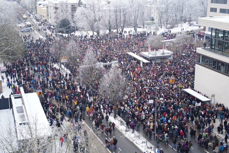 Demo mit über 10.000 Menschen in Gießen bisher friedlich