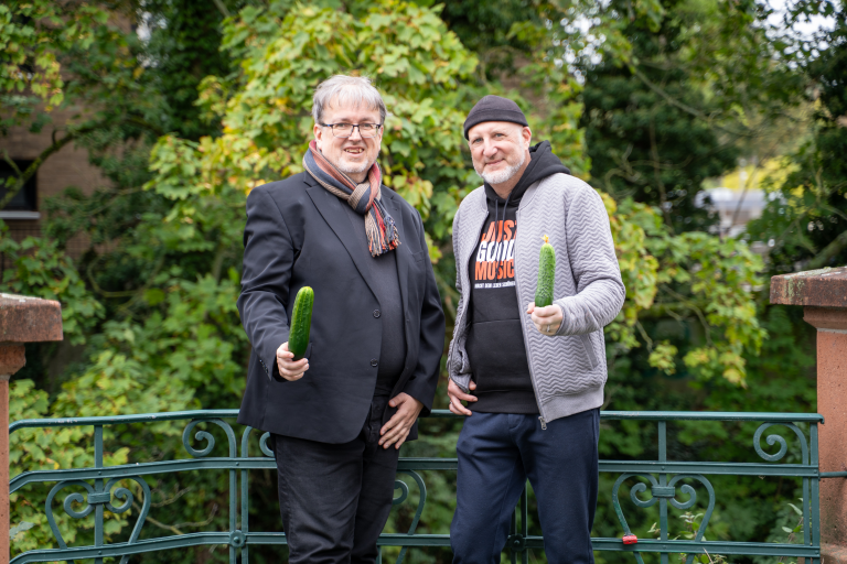 Achim Treder (links) und Bertin Geißler veranstalten den Gurkevision Songcontest.
