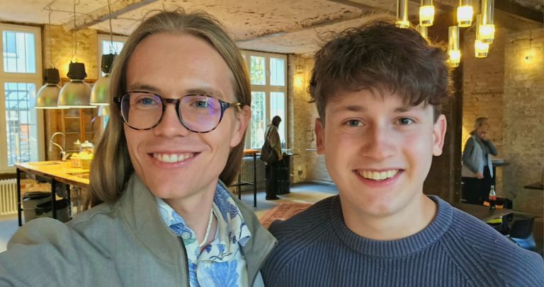 Leon Pelikan aus Heuchelheim und Jakob Finn Nolte aus Laubach bei der Preisverleihung der Allianz Foundation in Berlin