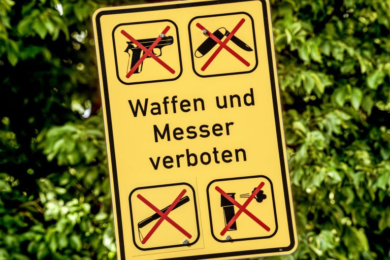 Waffen und Messer verboten, Schild in der Nähe des Alten Botanischen Gartens, München, 29. August 2025