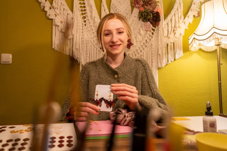 Charlotte Siewert (30) verkauft handgefertigten Schmuck und Scrunchies.