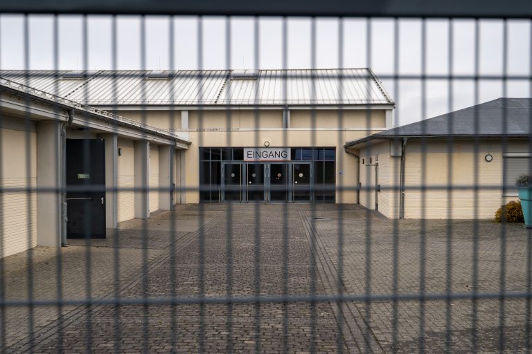 AfD-Gründung in Gießen: Protestgruppen ziehen vor Gericht hessenhalle-verbot