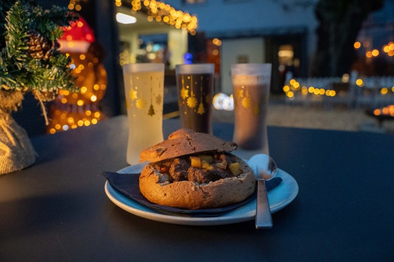 Gießen: Der Mini-Weihnachtsmarkt an der Lahn hat eröffnet bootshaus-giessen-weihnachtsmarkt